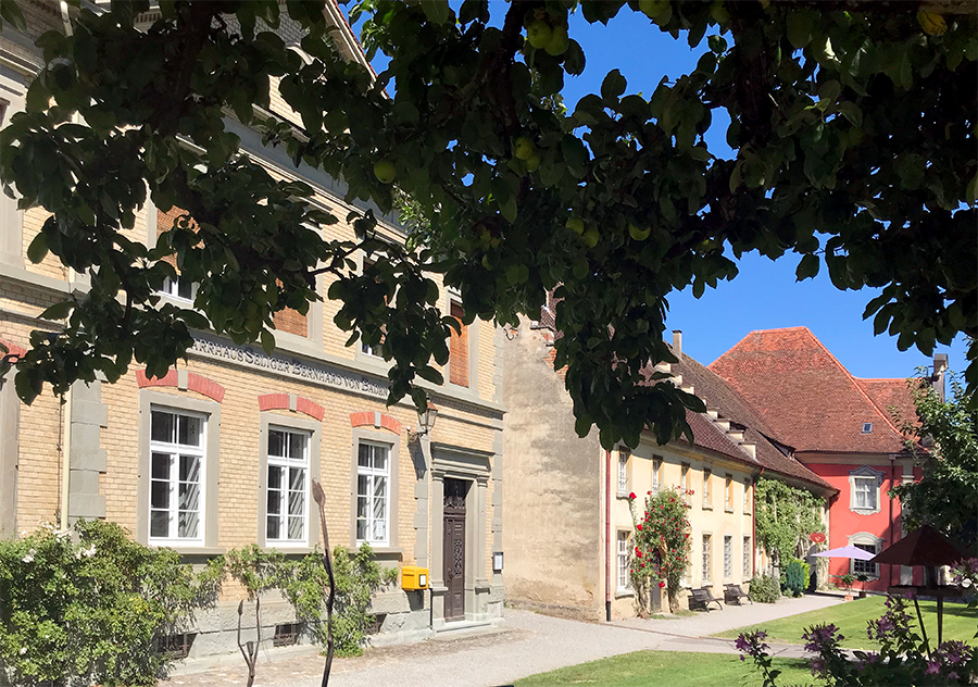 Wir gehen weiter und passieren einige wahrhaft idyllische Gebäude wie hier das ehemalige Pfarrhaus - samt aktivem Briefkasten, falls ihr eine Ansichtskarte einwerfen möchtet!