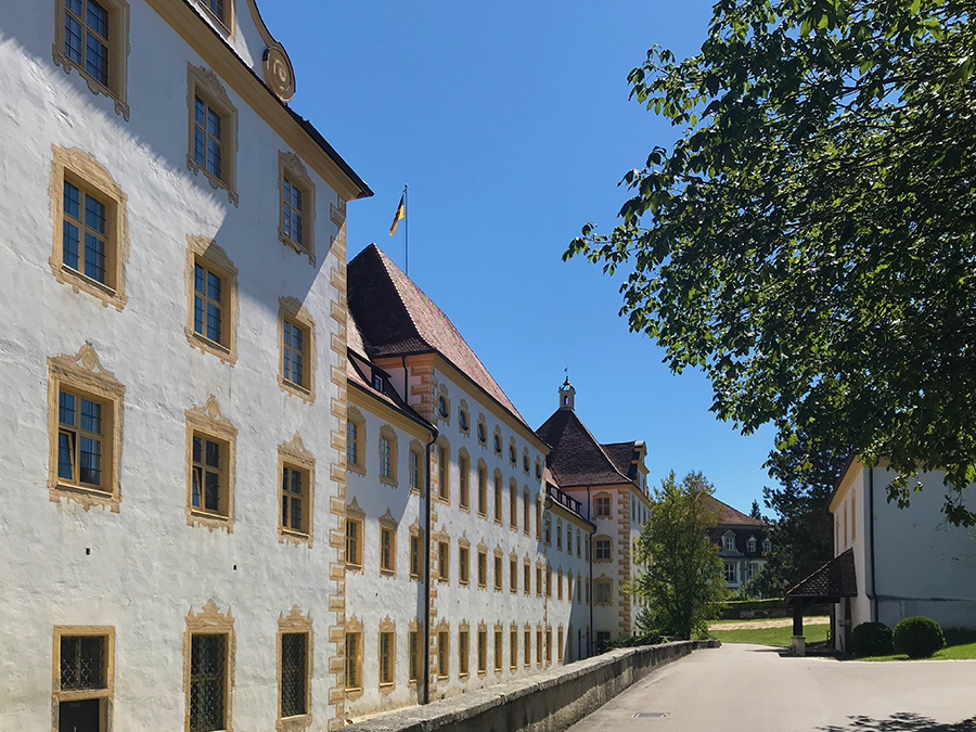 Das scheint gar kein Ende zu nehmen: Unmöglich, die beiden Prälatur- und Konventsgebäude gemeinsam auf ein Foto zu bekommen.