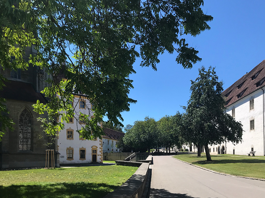 Das ist richtig schön erholsam, hier entlangzuspazieren. Himmlische Ruhe - trotz der vielen Besucher, hier ist genug Platz.