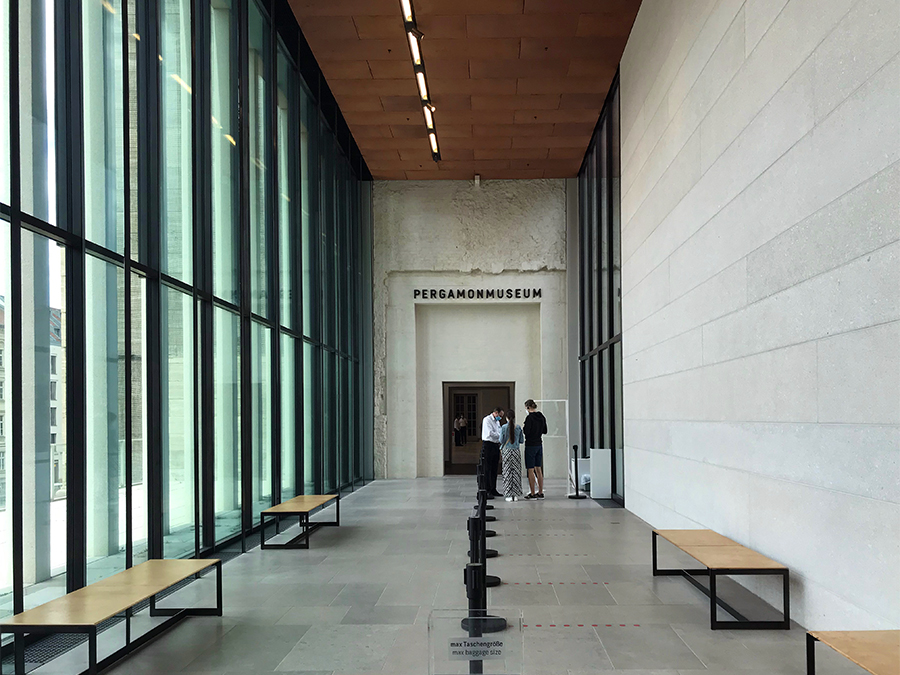 Der Eingang zum Pergamon-Museum in der James-Simon-Galerie auf der Museumsinsel in Berlin.