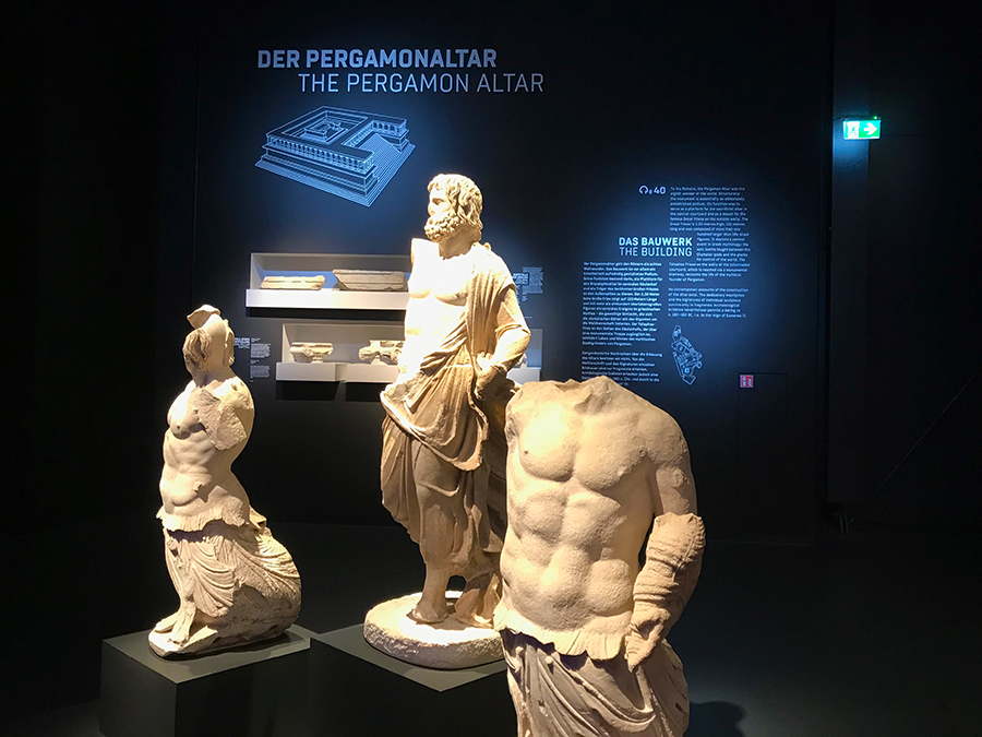 Einige Statuten aus dem gerade geschlossenen Pergamon-Museum haben ihren Weg hierher gefunden. 