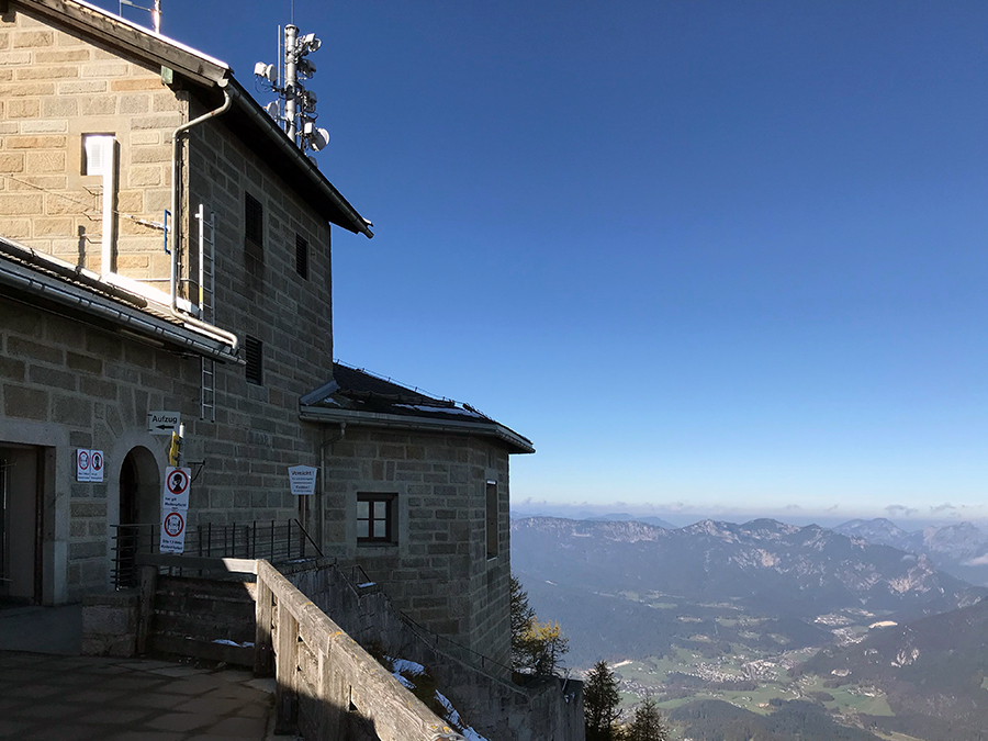 Direkt erst einmal nach draußen an die frische Luft treten und sich umschauen - ganz schön hoch sind wir hier!