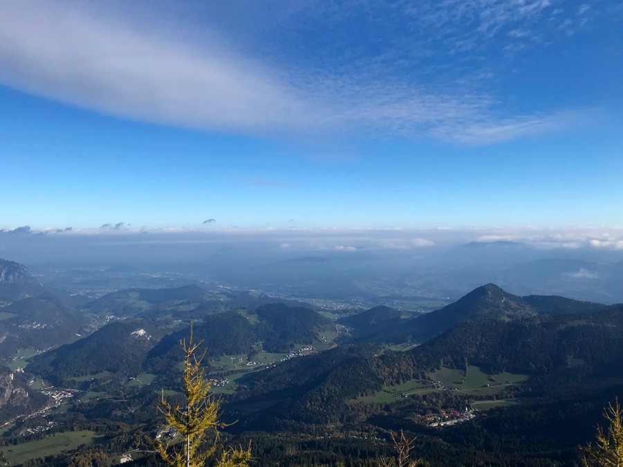 Der Bus kommt gut voran: Im Handumdrehen sehen die Häuser im Tal bei Berchtesgaden nur noch wie Miniatur-Spielzeuge eines Riesen aus.