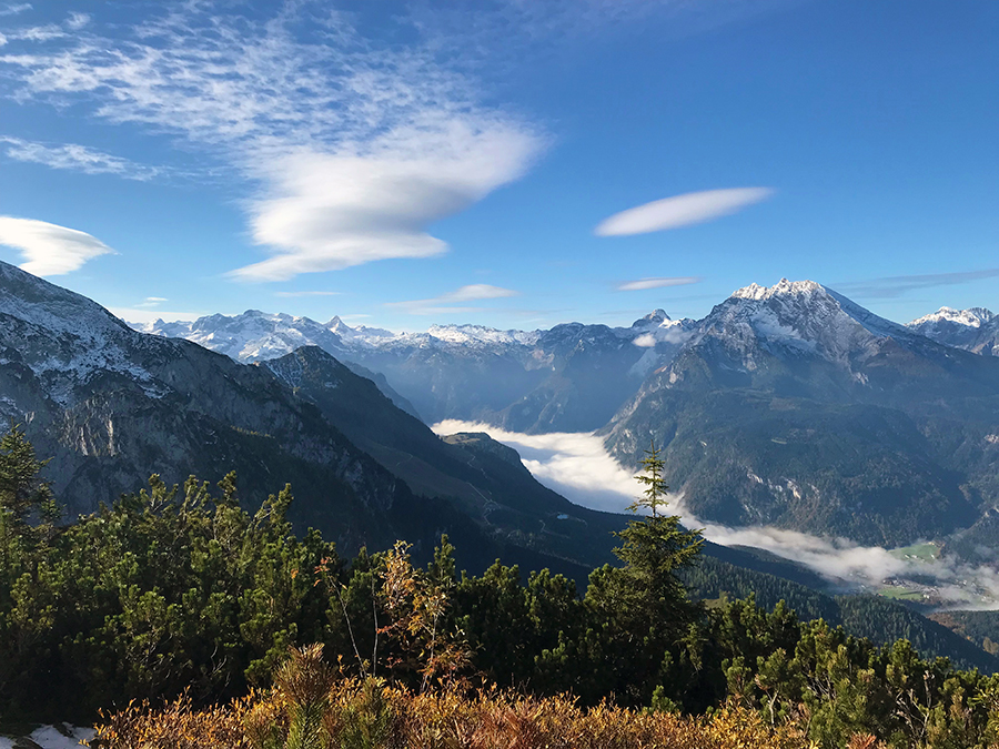 Irgendwo da unten unter den Wolken liegt Berchtesgaden (dessen Einwohner heute leider schlechtes Wetter haben). Aber hier oben scheint die Sonne, was haben wir für ein Glück!