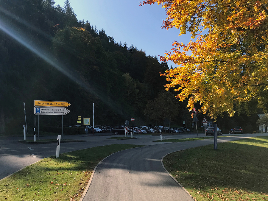 Die Straße vor dem Dokumentationszentrum, an der die Linienbusse halten. Der große Parkplatz für Autos, Reisebusse und die Haltestelle der Kehlsteinlinie liegt noch hinter uns!