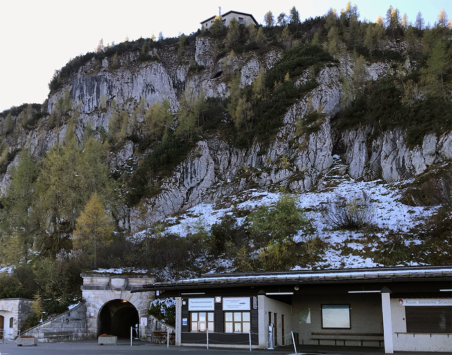 Links der Eingang in den Tunnel, rechts gibt es sogar einen kleinen Kiosk. Und habt ihr schon ganz oben hoch das Kehlsteinhaus entdeckt?