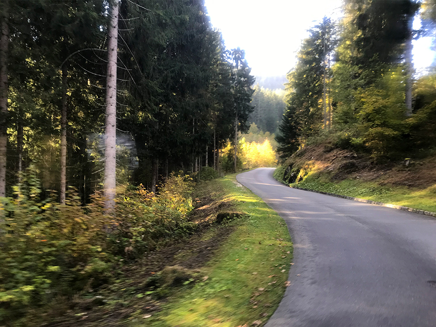 In Serpentinen windet sich die Straße langsam bergaufwärts - aber noch moderat!