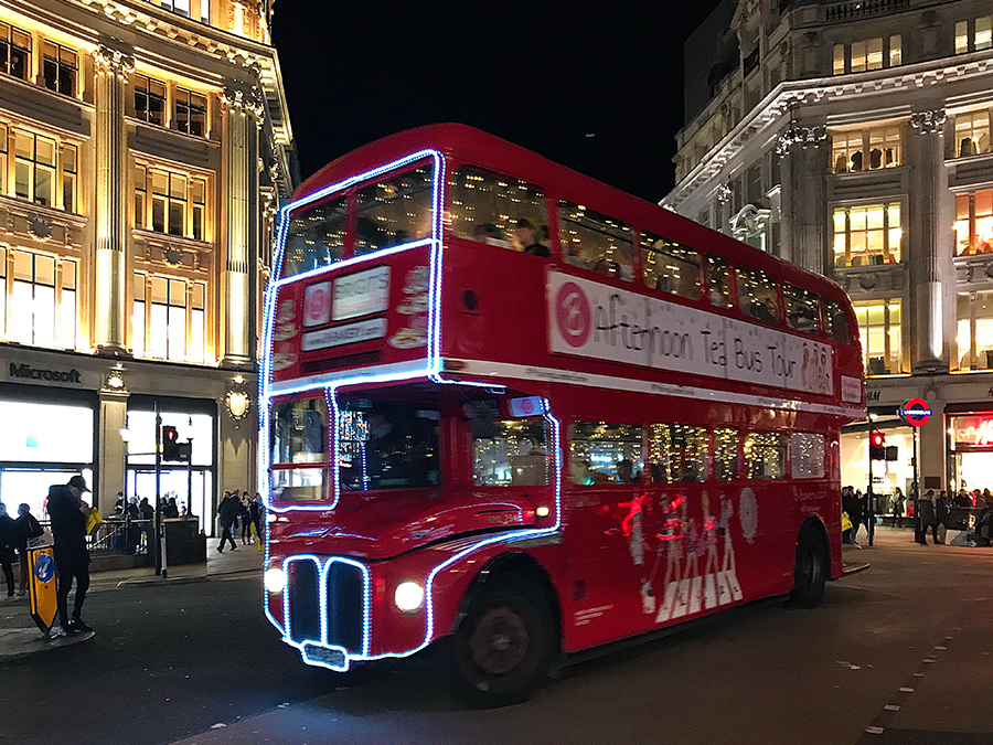 Eine Fahrt mit den roten Doppeldeckerbussen gibt es zur Weihnachtszeit auch mit passender Dekoration und vielen, vielen Lichtern!