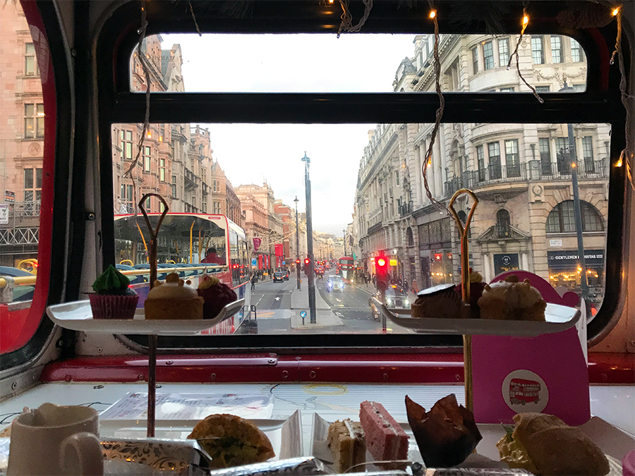 Fahrt durch die Londoner Innenstadt und dabei die Köstlichkeiten einer klassischen Afternoon Tea Time genießen - einfach perfekt!