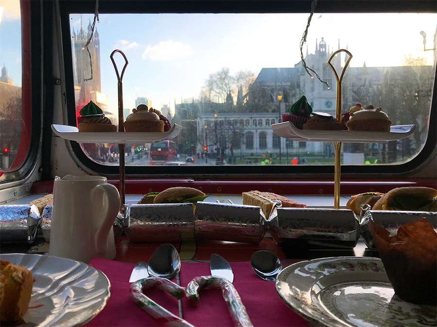 Fahrt durch die Londoner Innenstadt und dabei die Köstlichkeiten einer klassischen Afternoon Tea Time genießen – einfach perfekt!