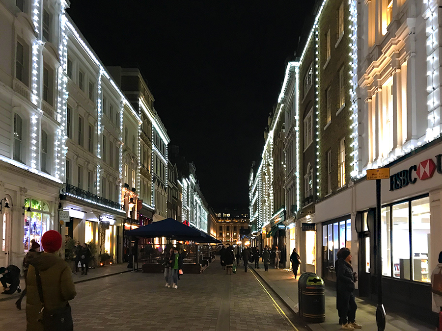 Viele Straßen des gesamten Covent Garden Bezirks in London sind wunderschön dekoriert - wie toll das aussieht!