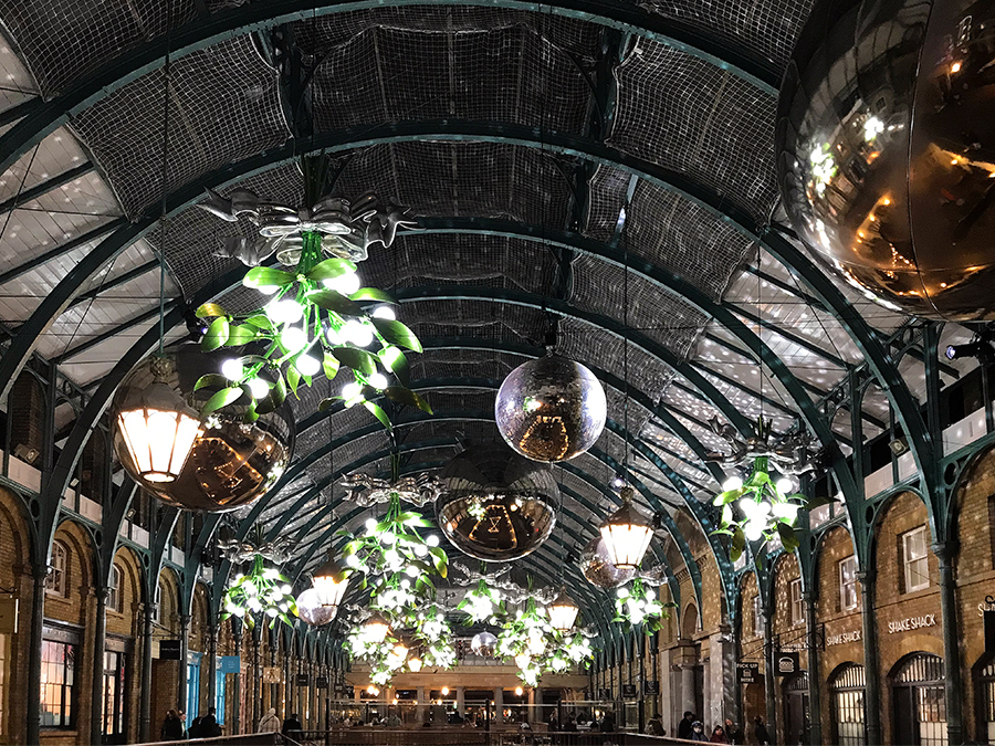 Auch abends, im Dunkeln, lohnt sich ein Besuch im weihnachtlich geschmückten Covent Garden Market - zauberhaft!