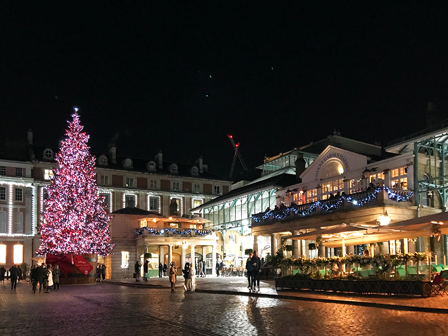 Vor dem Covent Garden Market steht Londons größter Weihnachtsbaum - gut 16 Meter ist er hoch! Und reich geschmückt...