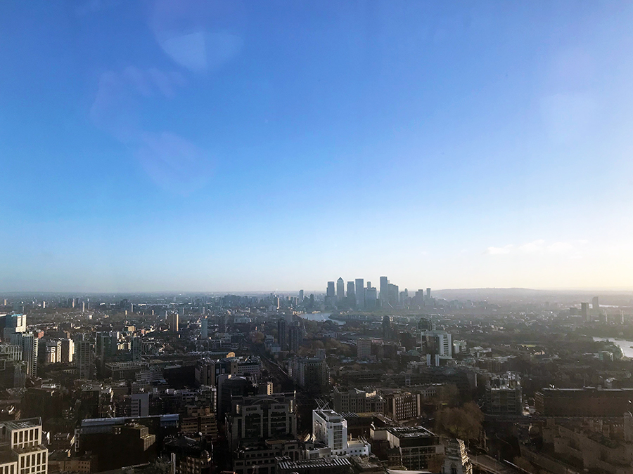 Blick über die Dächer von London, hier Richtung Osten auf die Hochhäuser von Canary Wharf (unten rechts seht ihr noch eine Ecke vom Tower reinblitzen).