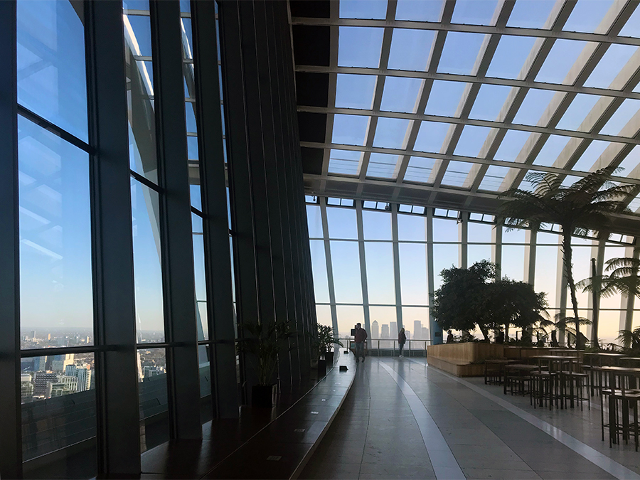 Auch auf der Rückseite des Sky Garden gibt es eine ähnlich beeindruckende Fensterfront mit toller Aussicht, hier von der City Garden Bar in der 36. Etage aus.