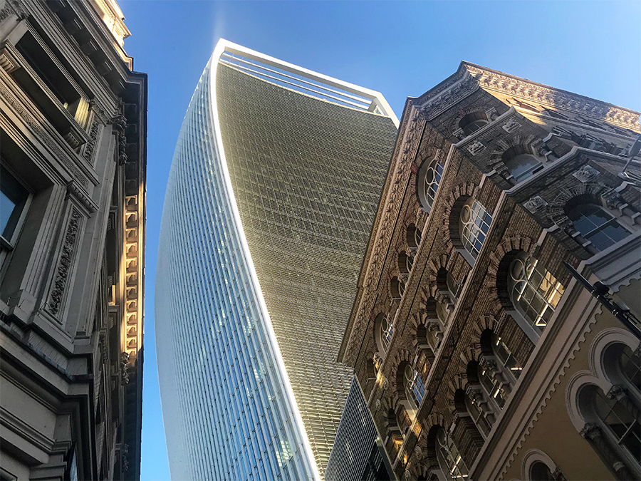 Historische Gebäude direkt neben topmodernen Hochhäusern wie hier dem SkyGarden Wolkenkratzer - London ist eine Stadt voller Kontraste.