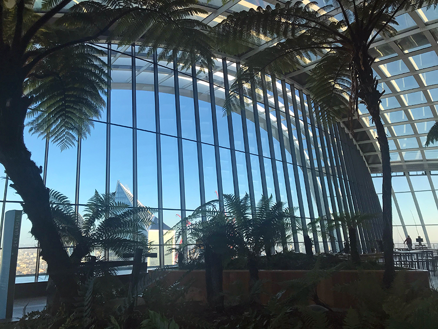 Blick auf die Sky Pod Bar und die berühmte, riesige Fensterfront des Sky Garden im 35. Stock.