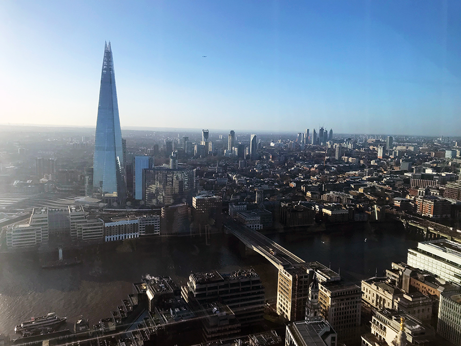 Blick über die Dächer von London, hier Richtung Süden auf die Themse und die andere, prominente (allerdings nicht kostenlos zugängliche) Aussichtsplattform Londons: The Shard!