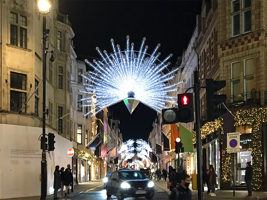 Blick von der Piccadilly in die Old Bond Street mit strahlendem Pfauenrad und Pfauenfedern.