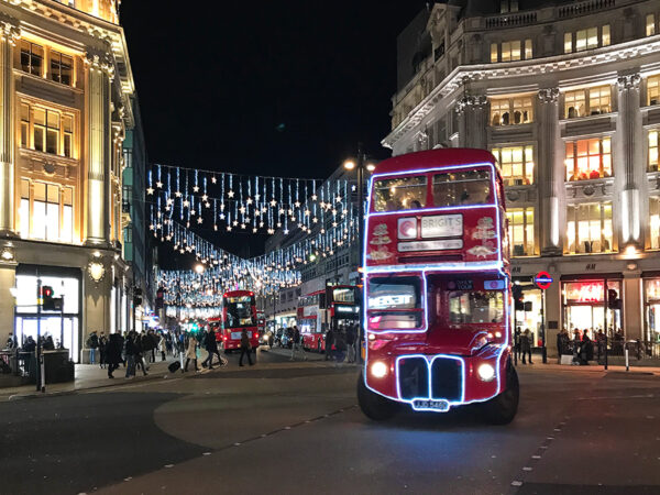 Festlich geschmückt sind Läden, Straßen und selbst die roten Doppeldeckerbusse: Das ist London zur Weihnachtszeit!