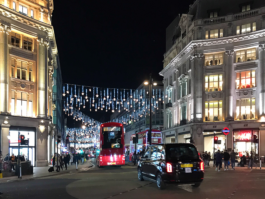 Londons wichtigste Shopping-Kreuzung an der Oxford Street und Regent Street in weihnachtlicher Festbeleuchtung.