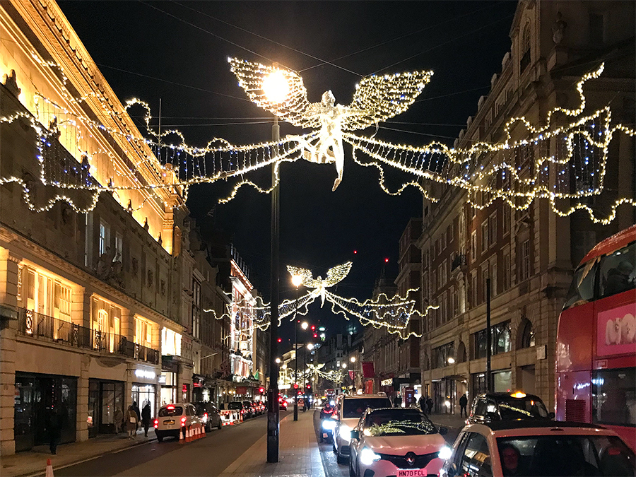 Auch die Piccadilly glänzt in weihnachtlichem Lichtermeer mit romantischen Engelfiguren.