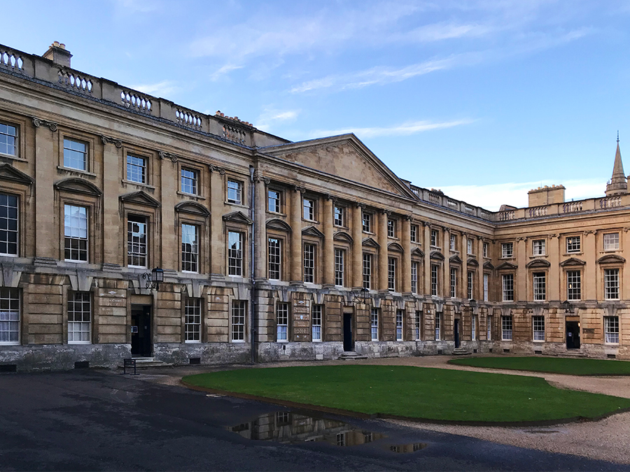 Einblick in den Innenhof, den "Tom Quad", des Christ Church Colleges in Oxford.