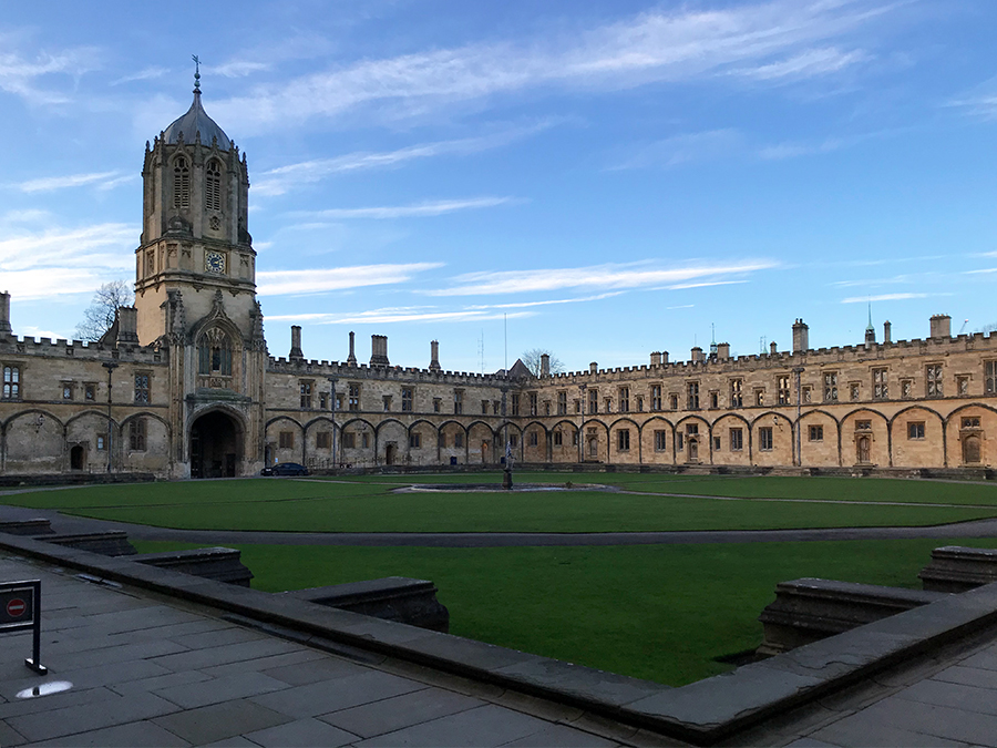 Der "Tom Tower" des Innenhofs des Christ Church Colleges in Oxford.