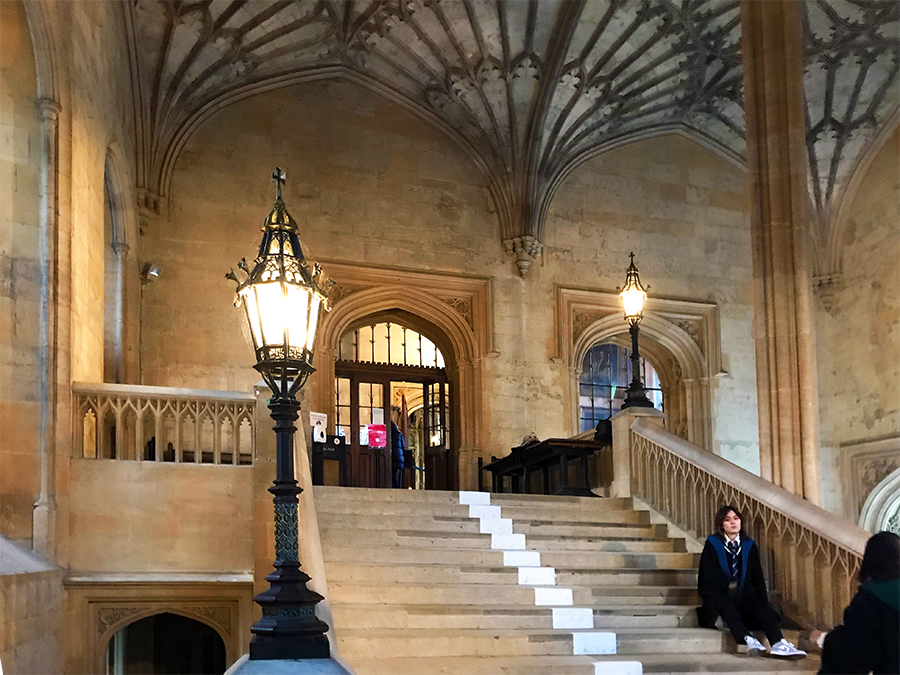 Schon auf der Treppe des Christ Church Colleges tummeln sich in jeder Sekunde fotobegeisterte Potter-Fans aus aller Welt...