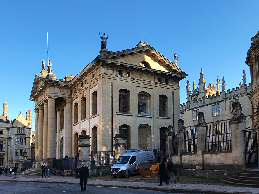 Das "Clarendon Building" in Oxford, in der Nähe der Bodleian Library und des Sheldonian Theatre.