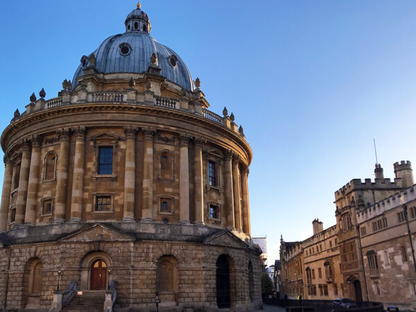 Die berühmte Radcliffe Camera in der mittelalterlichen Universitätsstadt Oxford in England.