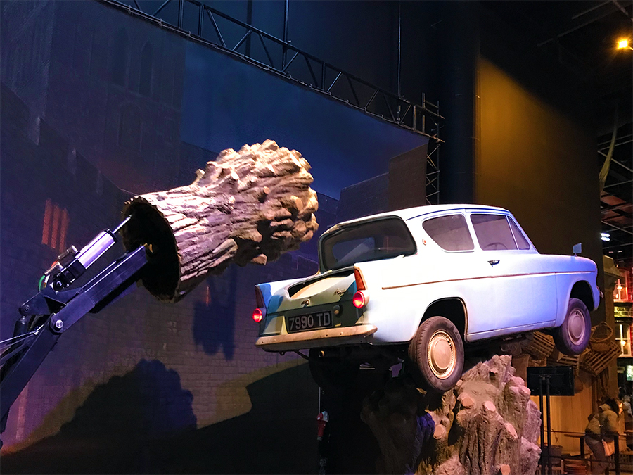 Der fliegende Ford Anglia, den Harry und Ron entwenden, um nach Hogwarts zu gelangen, nachdem der Hauself Dobby zu seinem Schutz den Zugang zum Bahngleis 9 3/4 für ihn verschlossen hatte - und mit dem die beiden in der peitschenden Weide landen.