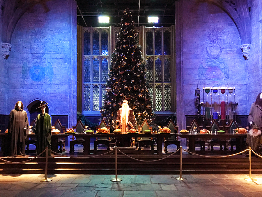Vorne am Lehrertisch machen Figuren von Professor Snape, Professor McGonagall, Dumbledore und natürlich Hagrid die Atmosphäre komplett.