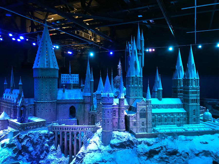 Die Miniaturversion von Schloss Hogwarts ist immer noch riesig - ihre Türme reichen bis zur Decke des Studios...