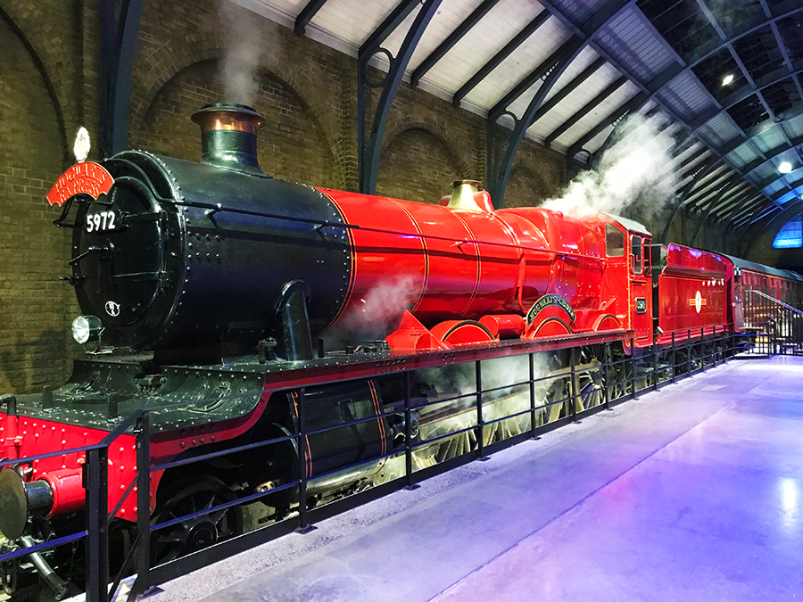 Sicherlich eines der Highlights des Studio Tour: Der feuerrote Hogwarts Express, samt Dampfwölkchen!
