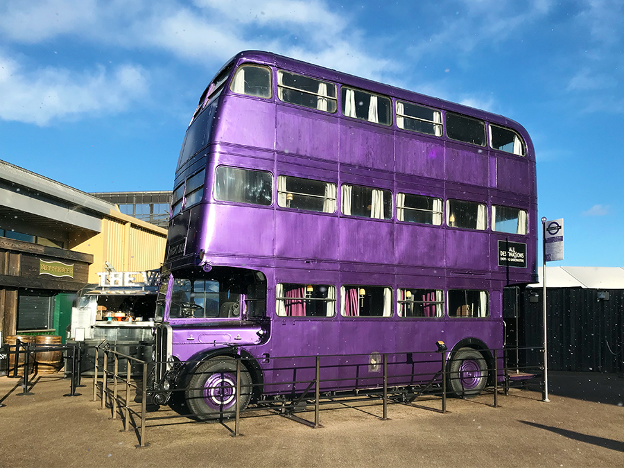 Der Fahrende Ritter ("Knight Bus"), das dreistöckige Notfall-Transportmittel für gestrandete Hexen oder Zauberer - hier in den Harry Potter Studios in Watford, London.