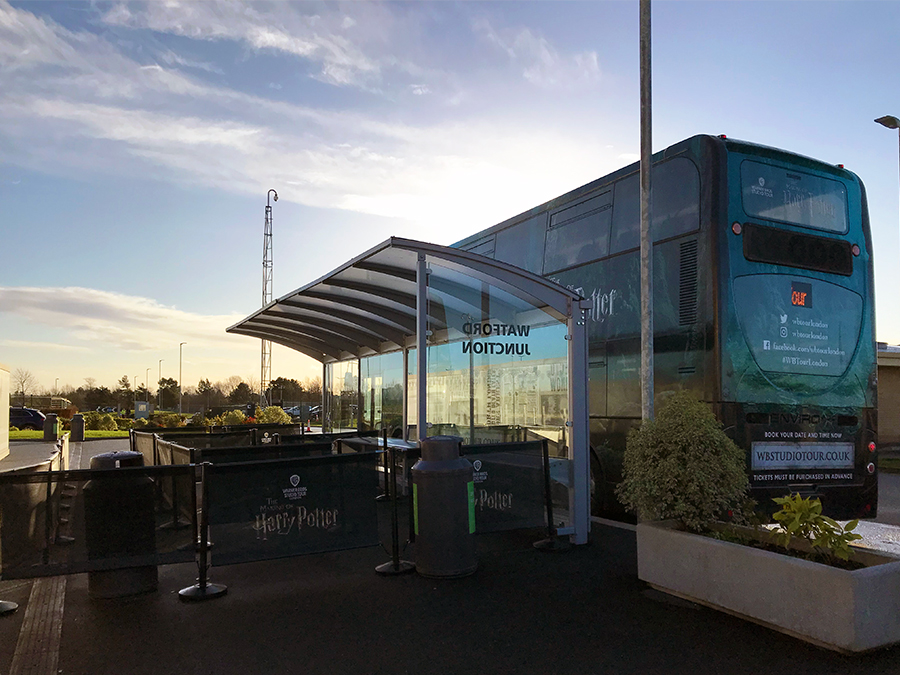 Einer der vielen Shuttle-Busse am Parkplatz vor den Harry-Potter-Studios in Watford Junction bei London.