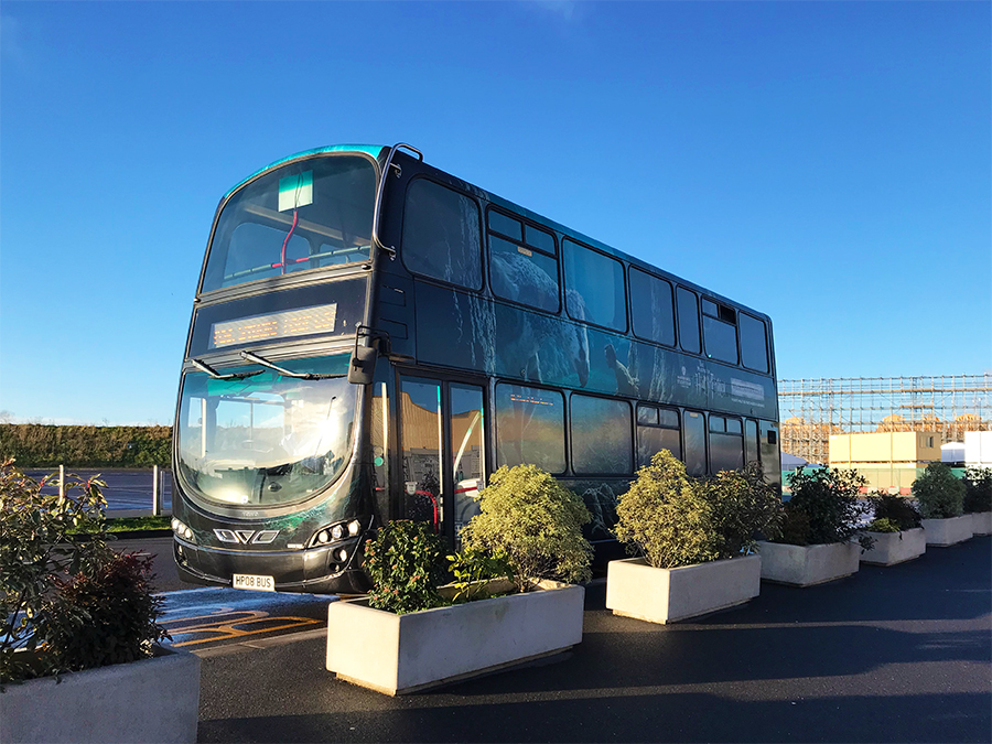 Im kostenlosen, coolen Shuttle-Bus zur Harry Potter Warner Bros. Studio Tour in Watford, London!