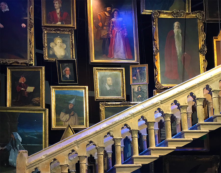 Eine unserer Lieblingsrequisiten: die sich bewegenden Treppen im Treppenhaus von Hogwarts. Sowas hätten wir auch gerne!