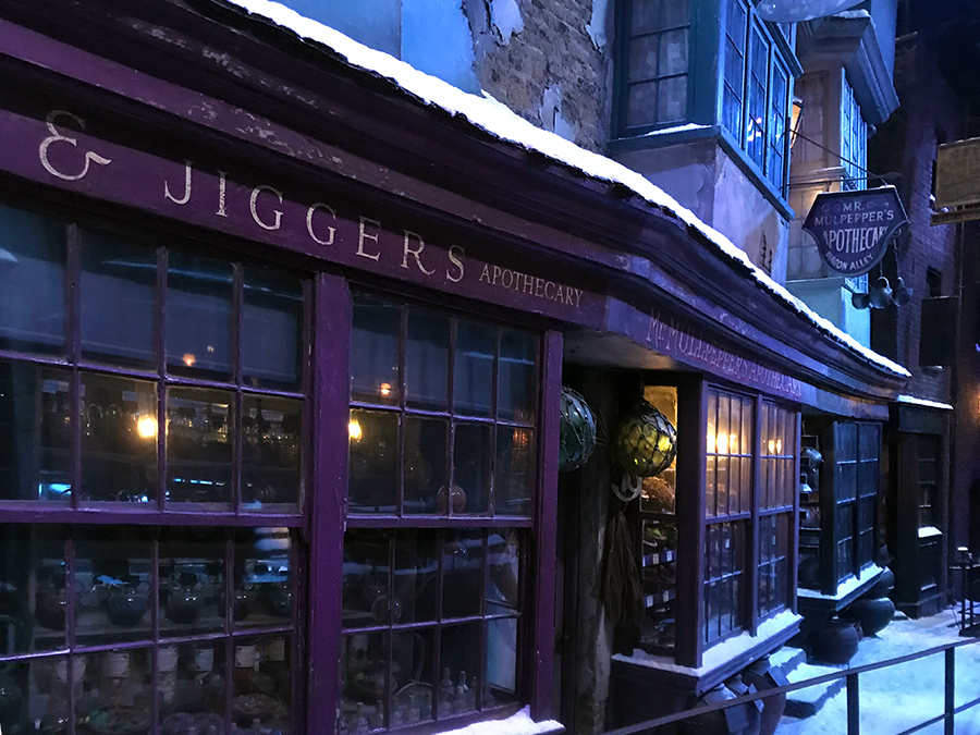 Alle Läden aus der Geschichte sind hier aufgereiht: Von der Slug & Jiggers Apothecary mit ihren Zaubertränken...
