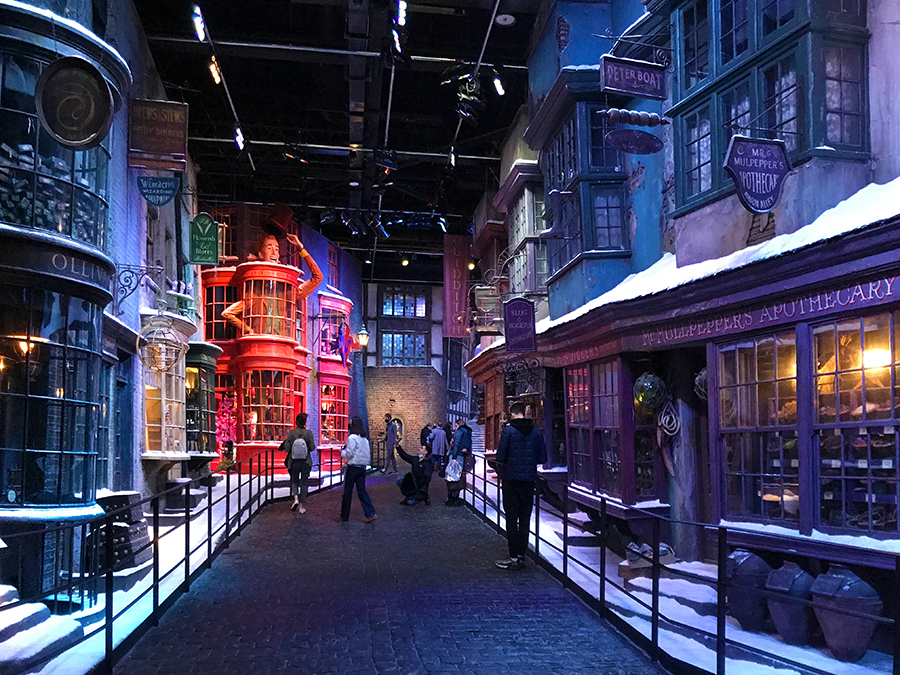 Bei unserem Besuch zu "Hogwarts in the Snow" liegt natürlich auch in der Winkelgasse Schnee.