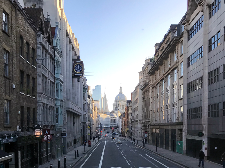 Anfahrt zu St. Paul's Cathedral in London im Morgenlicht. Aber wie findet man bloss ein gutes Hotel zum Übernachten?