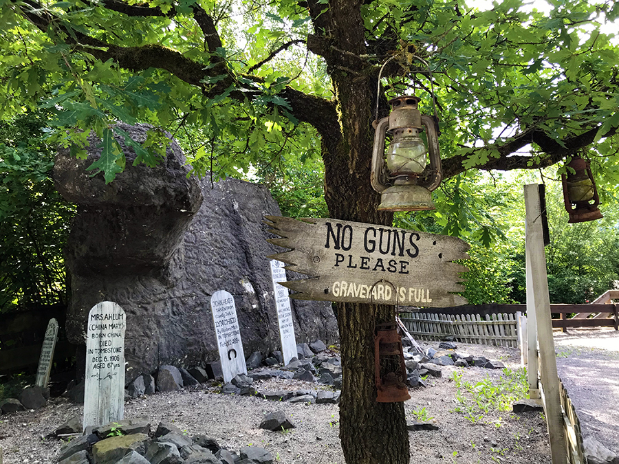 Ein stilechter Friedhof darf natürlich auch nicht fehlen auf dem Festivalgelände im Wilden Westen!