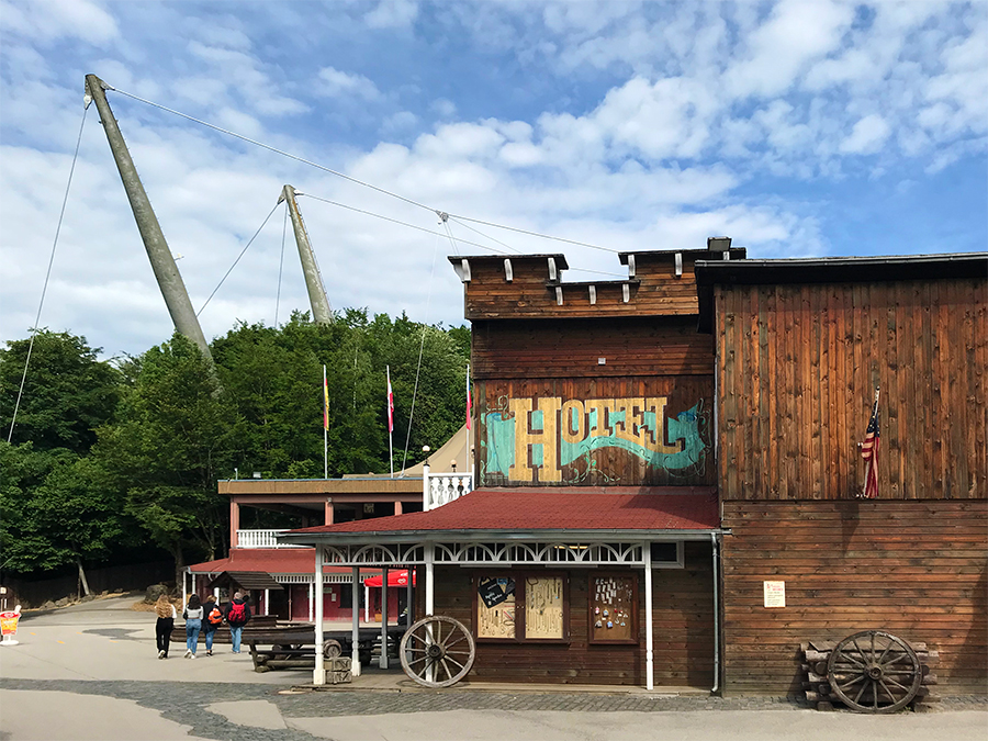 Wie im Wilden Westen: Zwischen Hotels und Saloons, Wagenrädern und überdachten Holzveranden...