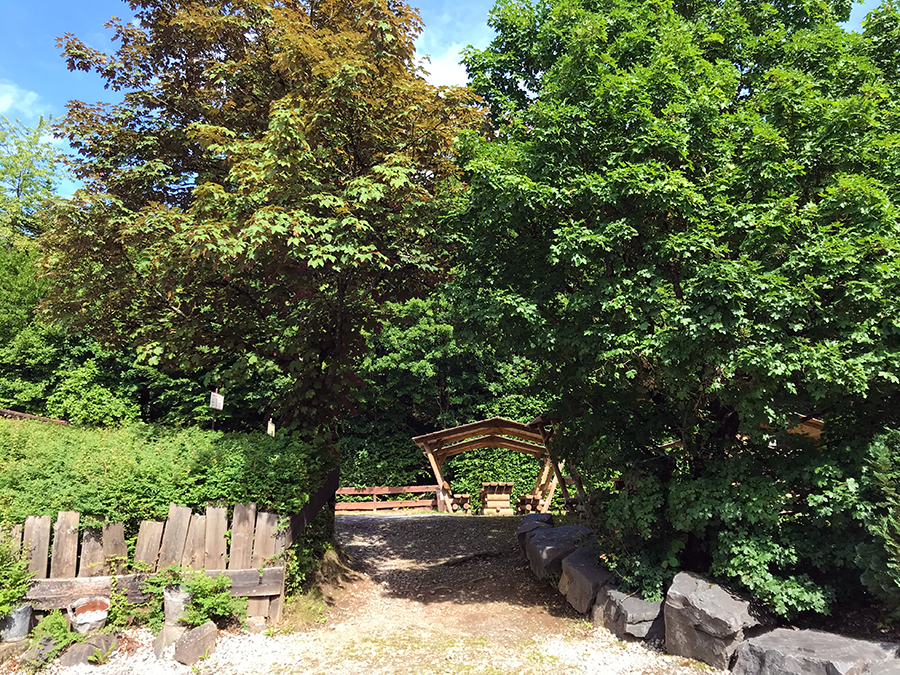 ... es gibt genügend bequeme und idyllische Sitzgelegenheiten auf dem ganzen Gelände.