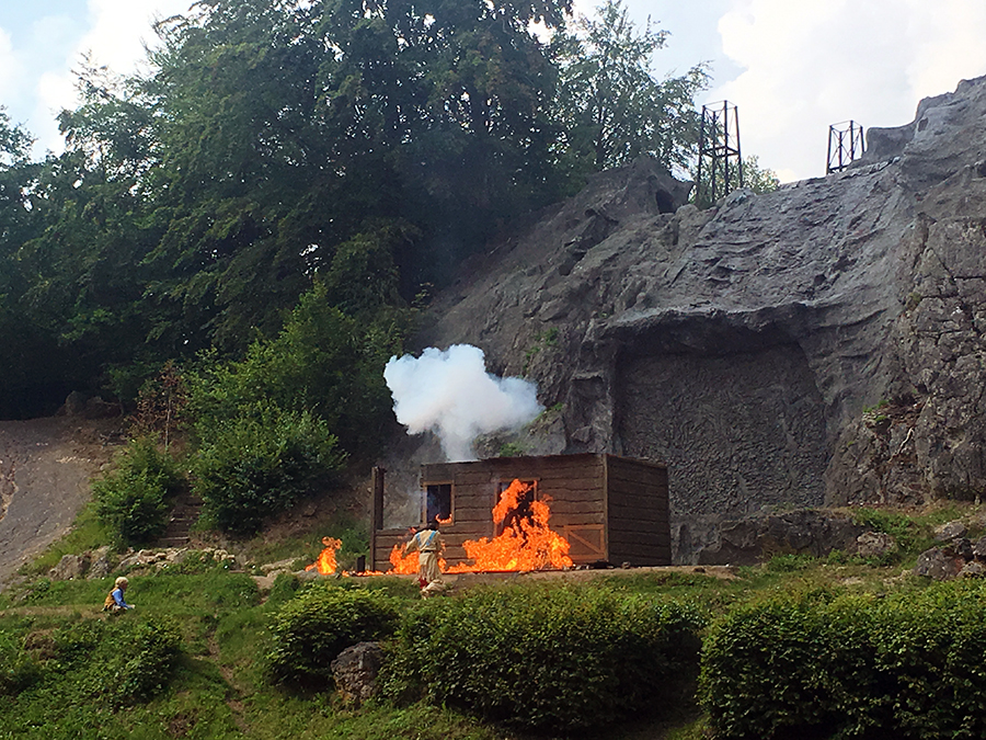 Spektakuläre Pyroeffekte: Erst brennt eine ganze Hütte ab...