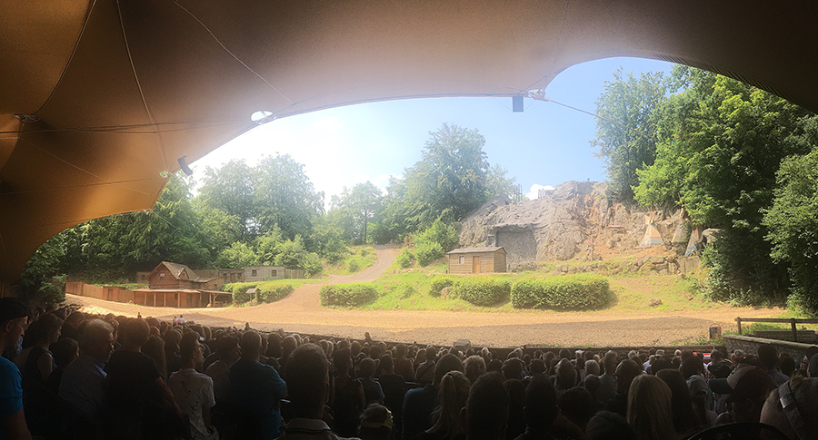 Panorama-Foto über die gesamte Bühne und den Zuschauerraum bei den Karl-May-Festspielen in Elspe.