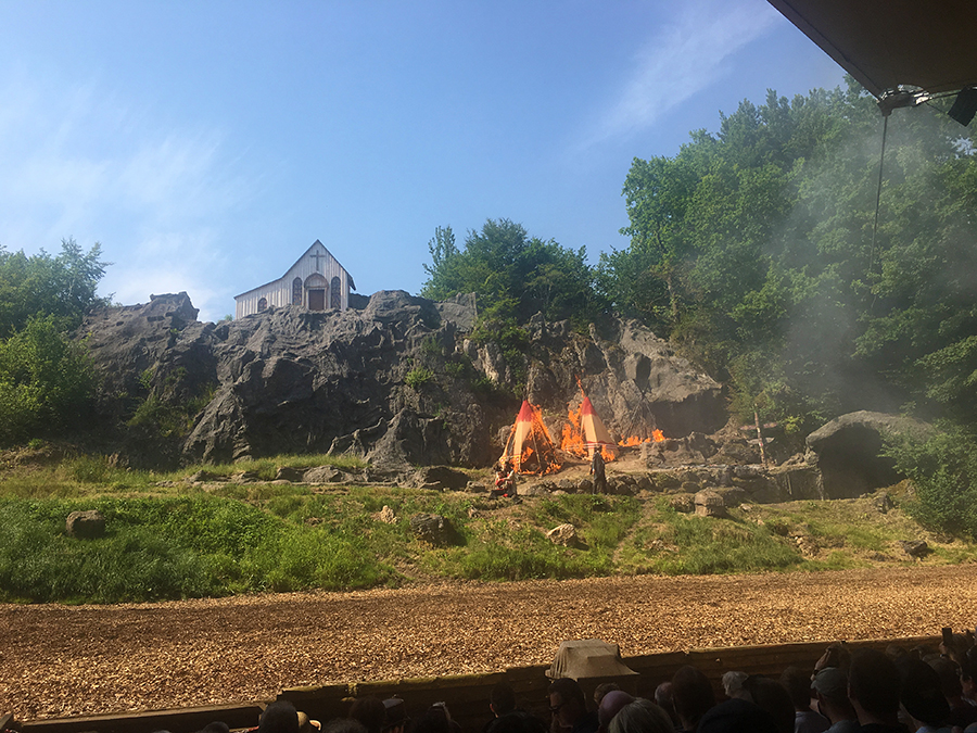 ... aber auch hier geht es nicht ohne Flammen: Alle Tipis des Indianerdorfes brennen komplett ab.