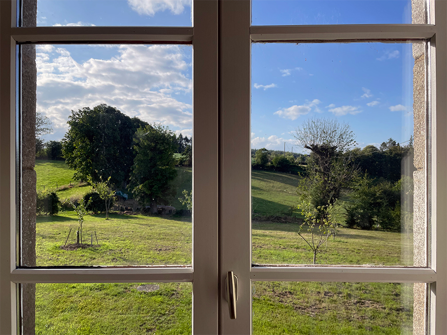 Ausblick aus dem Küchenfenster aus "unserem" Haus beim Housesitting im Westen Frankreichs nahe der Atlantikküste.